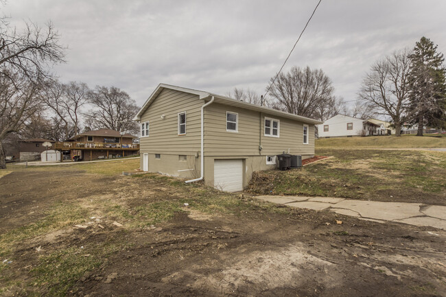 Building Photo - 3 Bedroom 2 Bathroom Home