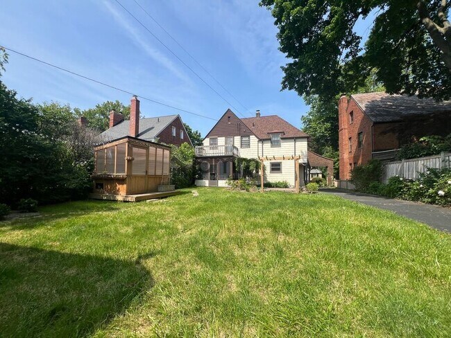 Building Photo - 2551 Charney Rd