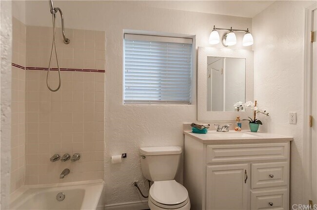 Building Photo - 328 Rosecrans Ave