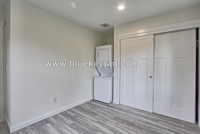 Building Photo - 1 Bed, 1 Bath  ADU with Loft in The Height...