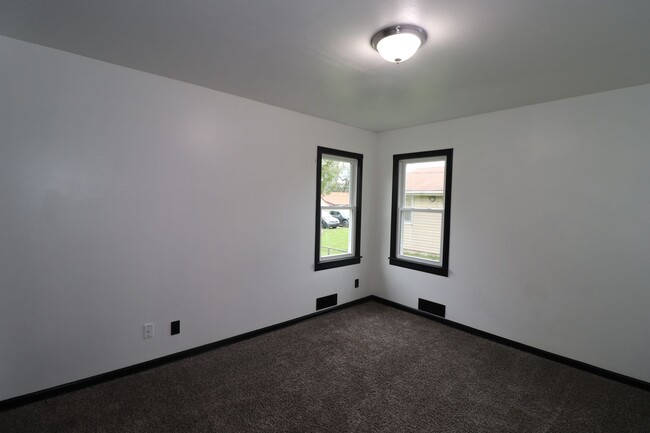 Building Photo - Spacious home for rent!