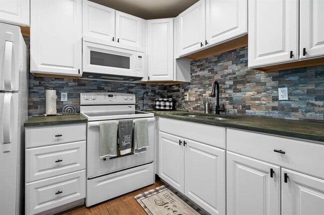 Building Photo - 1802 Bedford Terrace