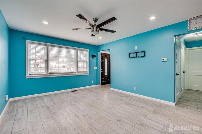 Building Photo - 14 Linden St