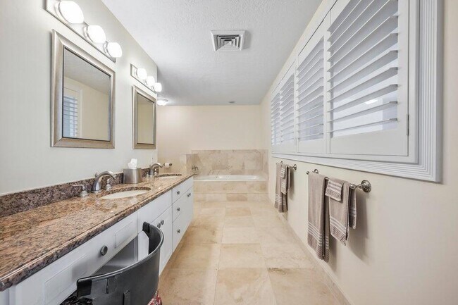 Building Photo - 14394 Cypress Island Ct