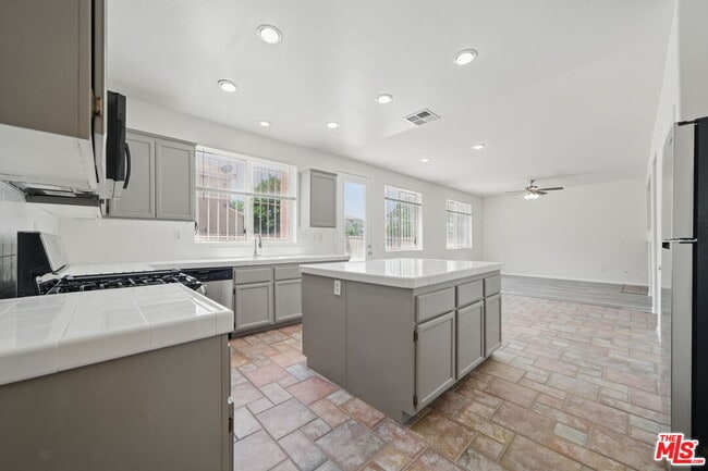 Building Photo - 3702 Las Palmas Ave