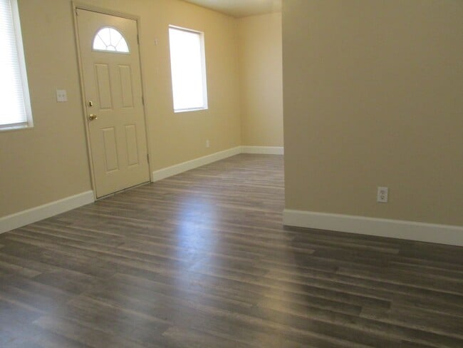 Building Photo - THREE BEDROOM TWO BATH HOME FOR RENT