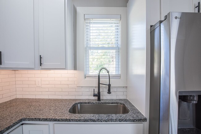 Building Photo - Renovated Bungalow in Riverside