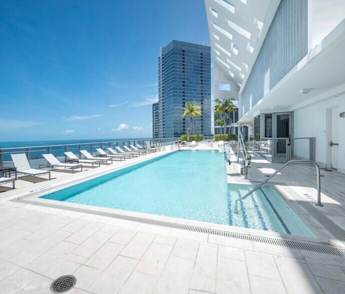 Building Photo - 1300 Brickell Bay Dr