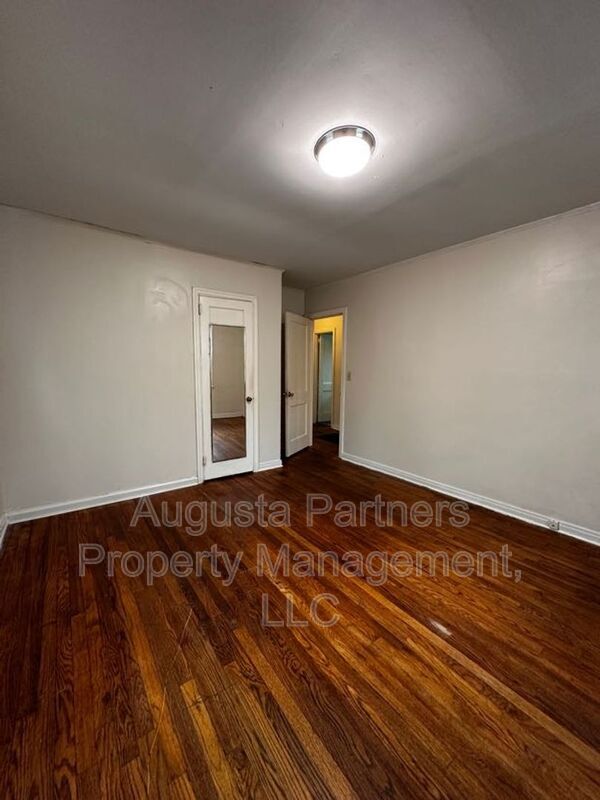 Building Photo - 3224 York Dr