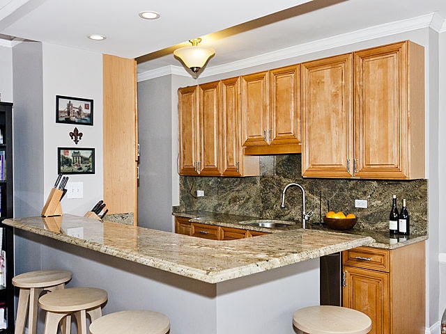 Kitchen - 2052 N Lincoln Park W