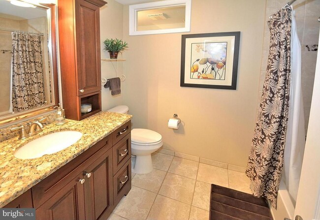 Building Photo - 610 John Marshall Dr NE