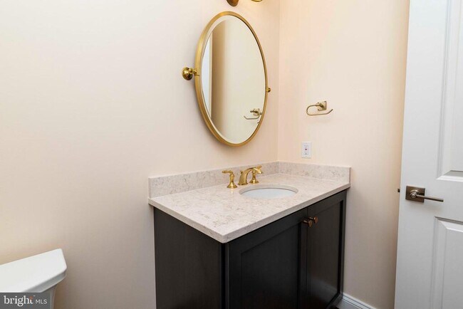 Building Photo - 6098 Creekside Dr