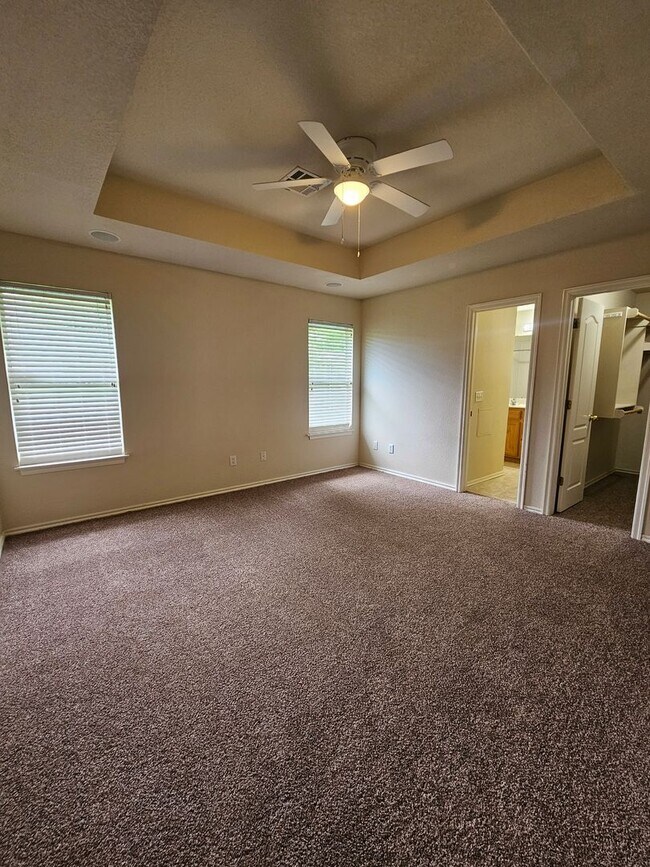 Building Photo - (3) Bed/(2) Bath In NE Norman Avail NOW!