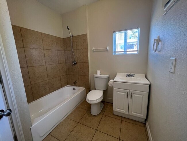 Building Photo - 3 bedroom 1 bathroom home located in San B...