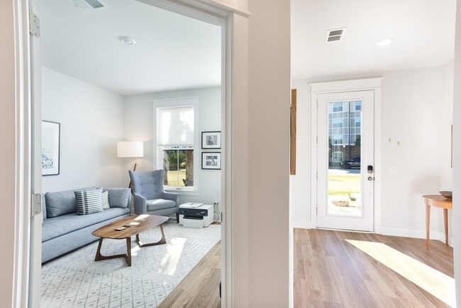 Building Photo - 1515 Martel St