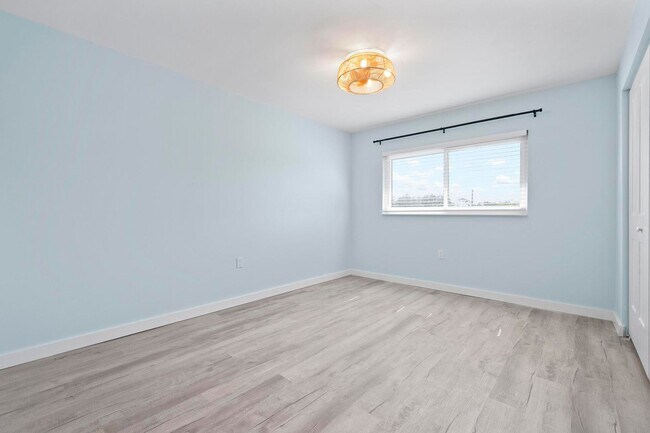 Building Photo - GORGEOUS FULLY RENOVATED 2ND FLOOR 2 BEDRO...