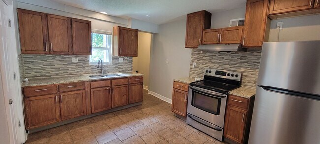 Building Photo - 2 bedrooms 1 bath renovated ready for move in