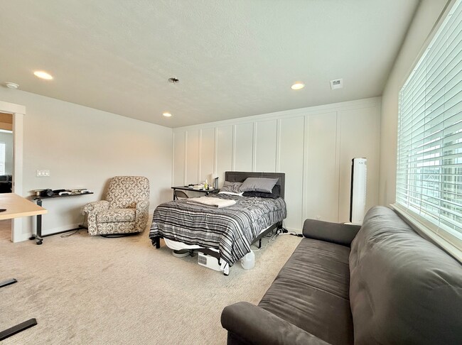 Building Photo - VERY Spacious house in Vineyard!