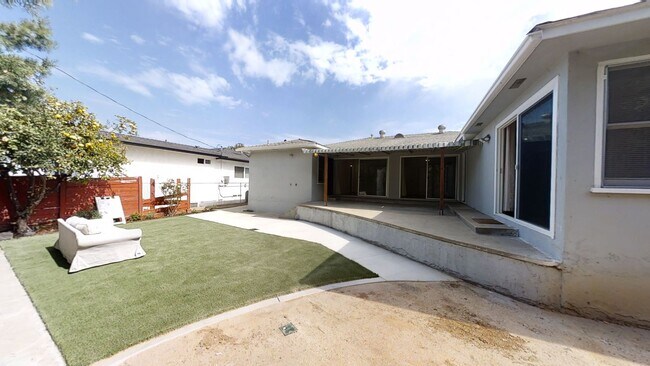 Building Photo - Nice Patio, Private Yard on Mary Lane! (Le...