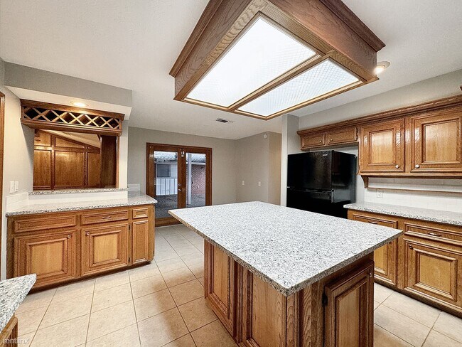 Building Photo - 3 br, 3.5 bath House - 4807 Country Club Vw