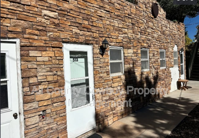 Building Photo - 513 E Custer St