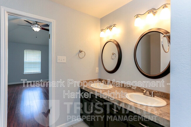 Building Photo - 904 Ballard Dr