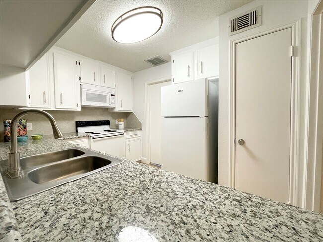 Building Photo - 13716 Hollowgreen Dr