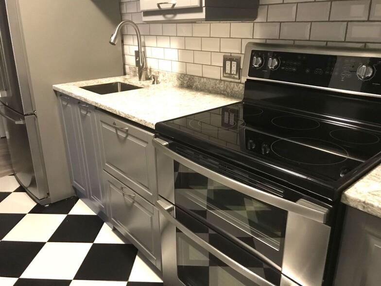 Building Photo - 13 Strawberry Bank Rd