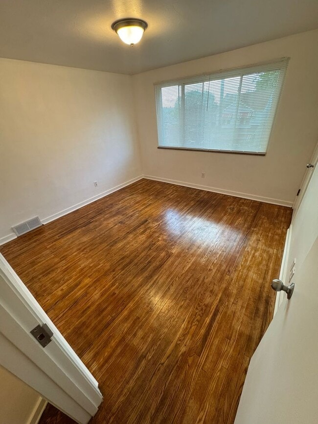Building Photo - Updated 2-Bedroom 1-Bath Ranch House, GORG...