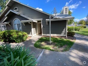 Building Photo - Lovley 2 Bedroom Low Maintenance Unit!