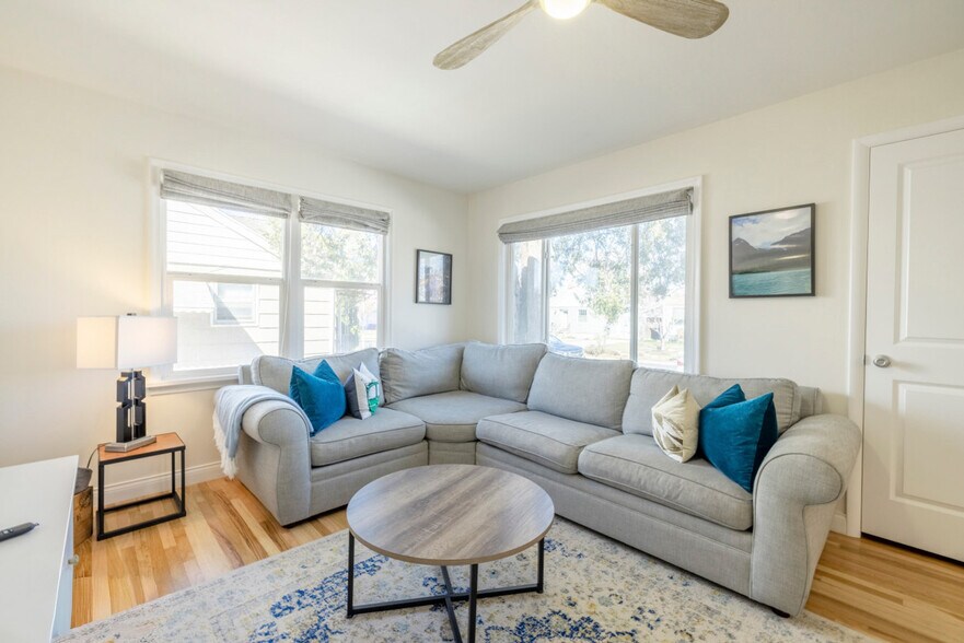 Building Photo - 356 E Utopia Ave