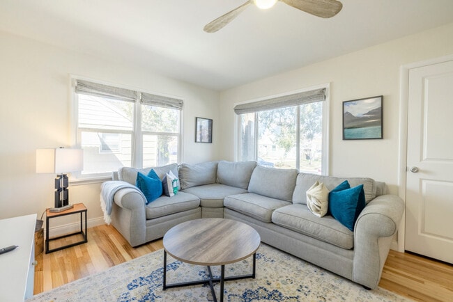 Building Photo - 356 E Utopia Ave