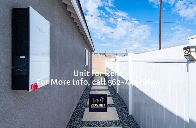 Building Photo - House - 2 Bedrooms / 2 Baths / Commerce