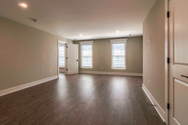 Building Photo - Downtown Milford Year Round Rental - Unfur...