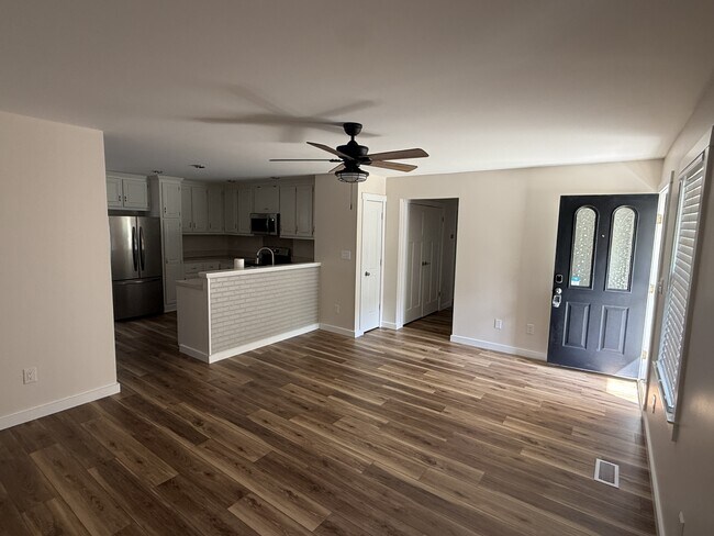 Building Photo - 801 Sunview Dr NW