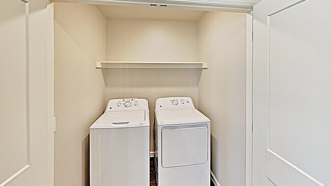 Building Photo - 2 Bedroom 2 Bathroom 1 Car Garage Duplex w...