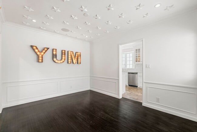 Building Photo - Designer-Done 3 Bed + 3 Bath in Prime Beve...