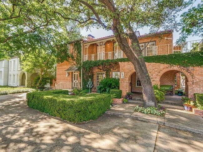 Building Photo - "Charming 3-Bedroom Home on University Blvd – Spacious 2402 Sq Ft with 2 Full Baths in Prime Univ...