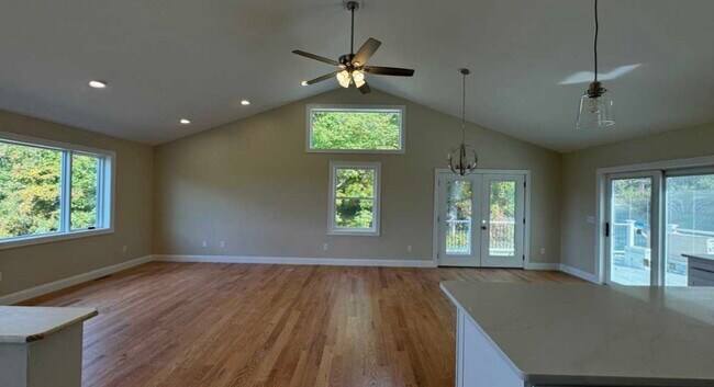 Building Photo - 58 Pleasant St