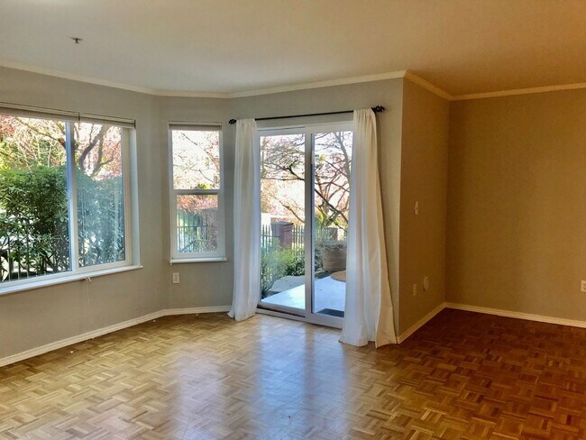 Building Photo - Two Bedroom/Two bath Capitol Hill Condo - ...