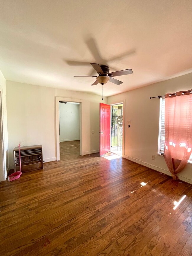Building Photo - Cedar Crest Home 3 Bed, 1 Bath
