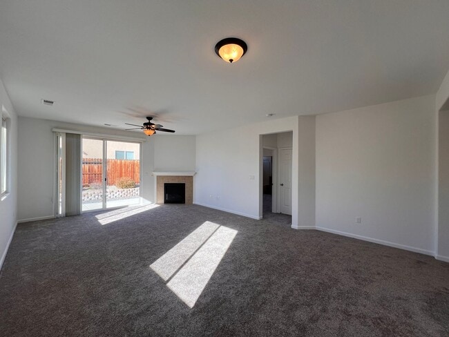 Building Photo - Single-level 3 bedroom, 2-bathroom home in Dayton, NV