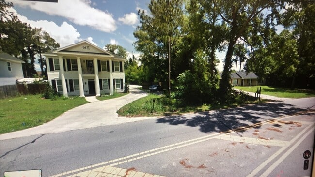 Building Photo - 805 Robin Hood Trl