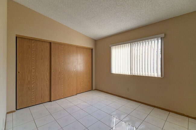 Building Photo - 4651 4 Leaf Clover Dr
