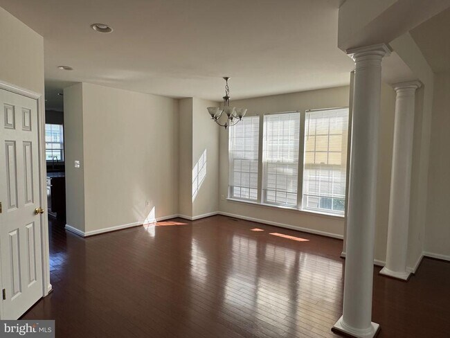 Building Photo - 9719 Inkwood Dr