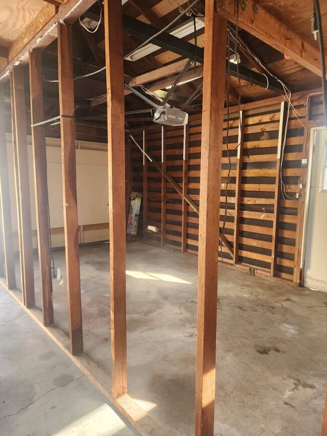 Building Photo - Private 2 bedroom 1 bath home