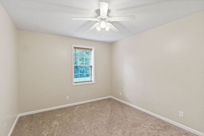 Building Photo - Come take a look at this 5 bedroom beauty!