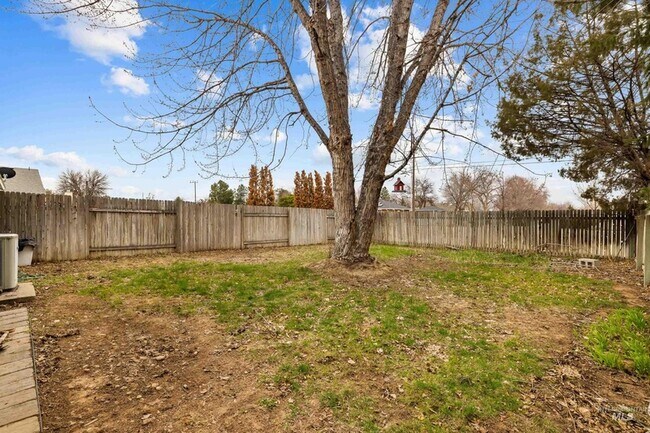 Building Photo - 10543 W Poppy St