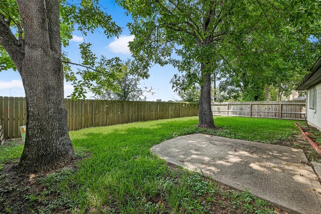 Building Photo - 17162 Summer Hollow Dr