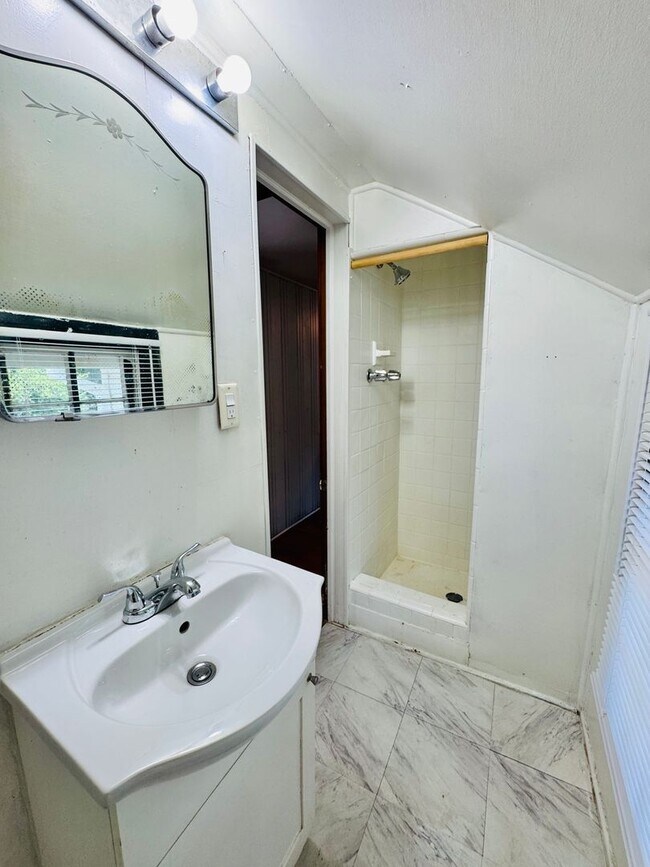 Building Photo - Charming 5-Bedroom Home with In-Law Suite ...